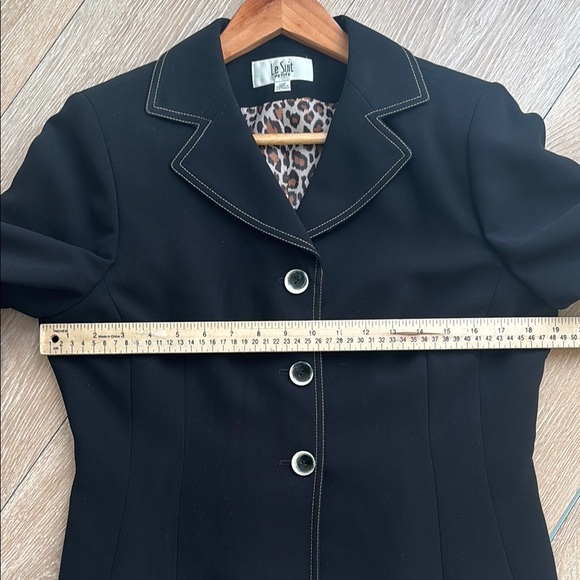 Le Suit Black Blazer with Animal Print Lining - Picture 8 of 11